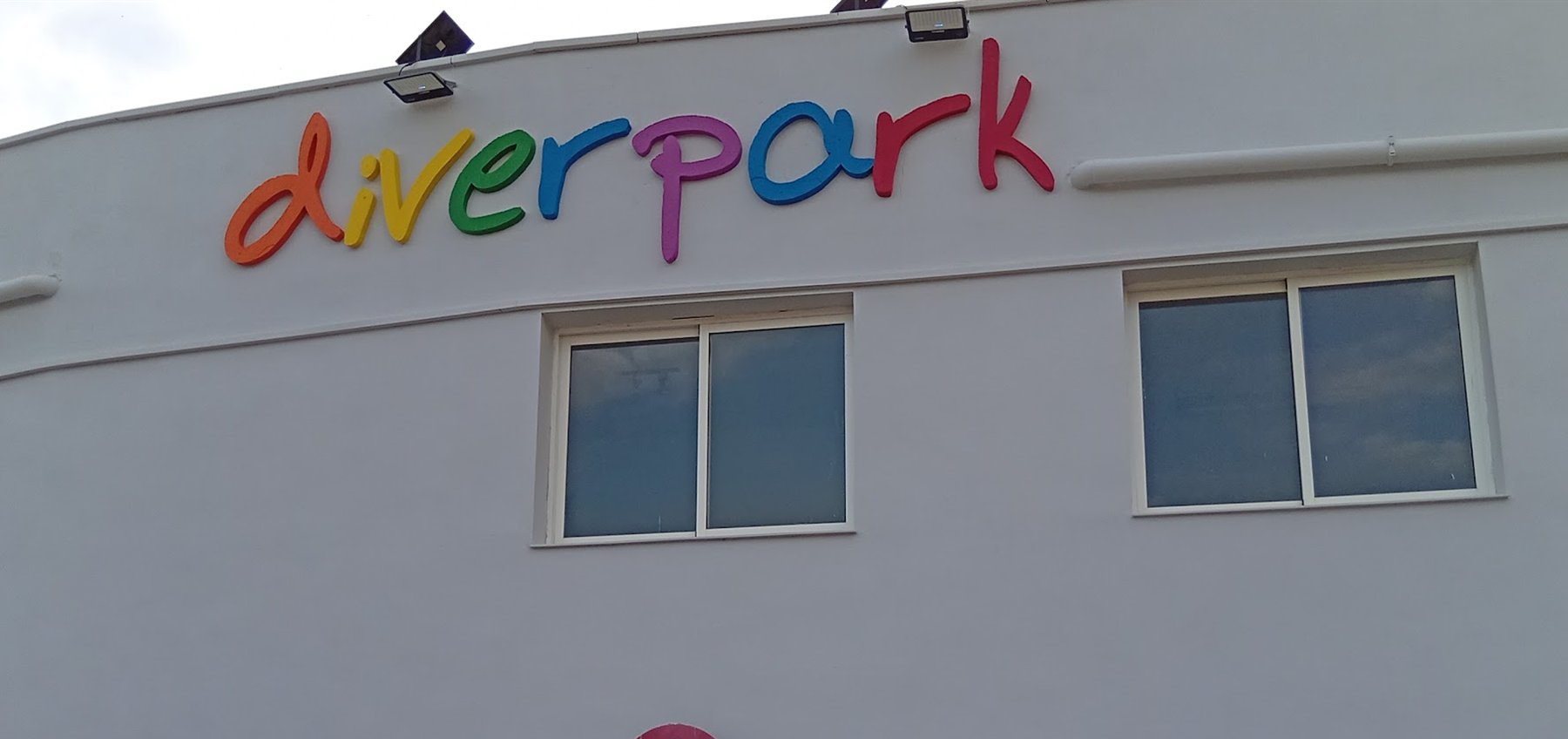 Rótulo de diverpark en la fachada, con cada letra de un color